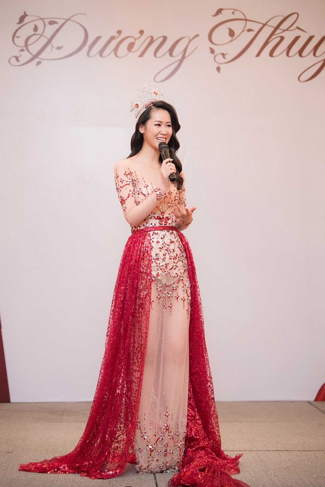 Dương Thùy Linh sexy trong tiệc mừng đăng quang Mrs Worldwide 2018 Dương Thùy Linh sexy trong tiệc mừng đăng quang Mrs Worldwide 2018