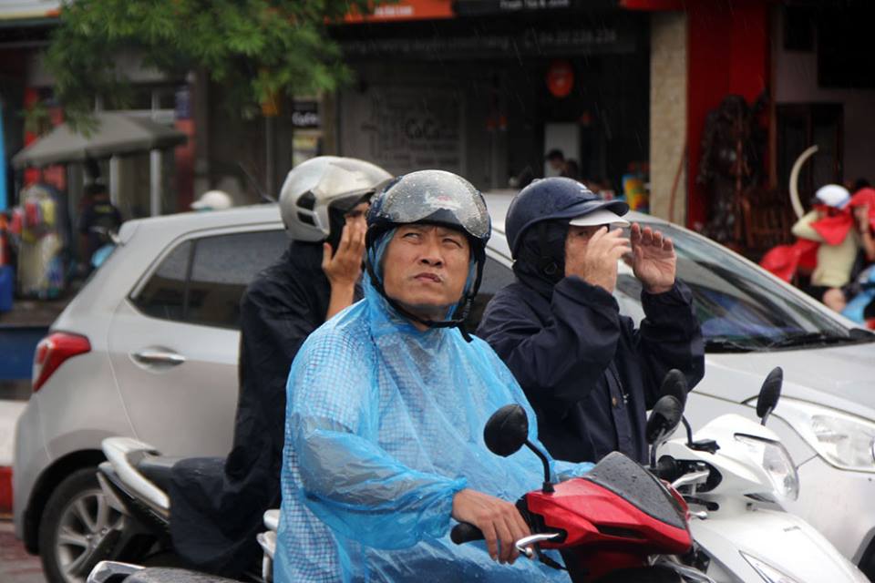 Hà Nội hả hê đón mưa giải nhiệt sau đợt nóng nghẹt thở