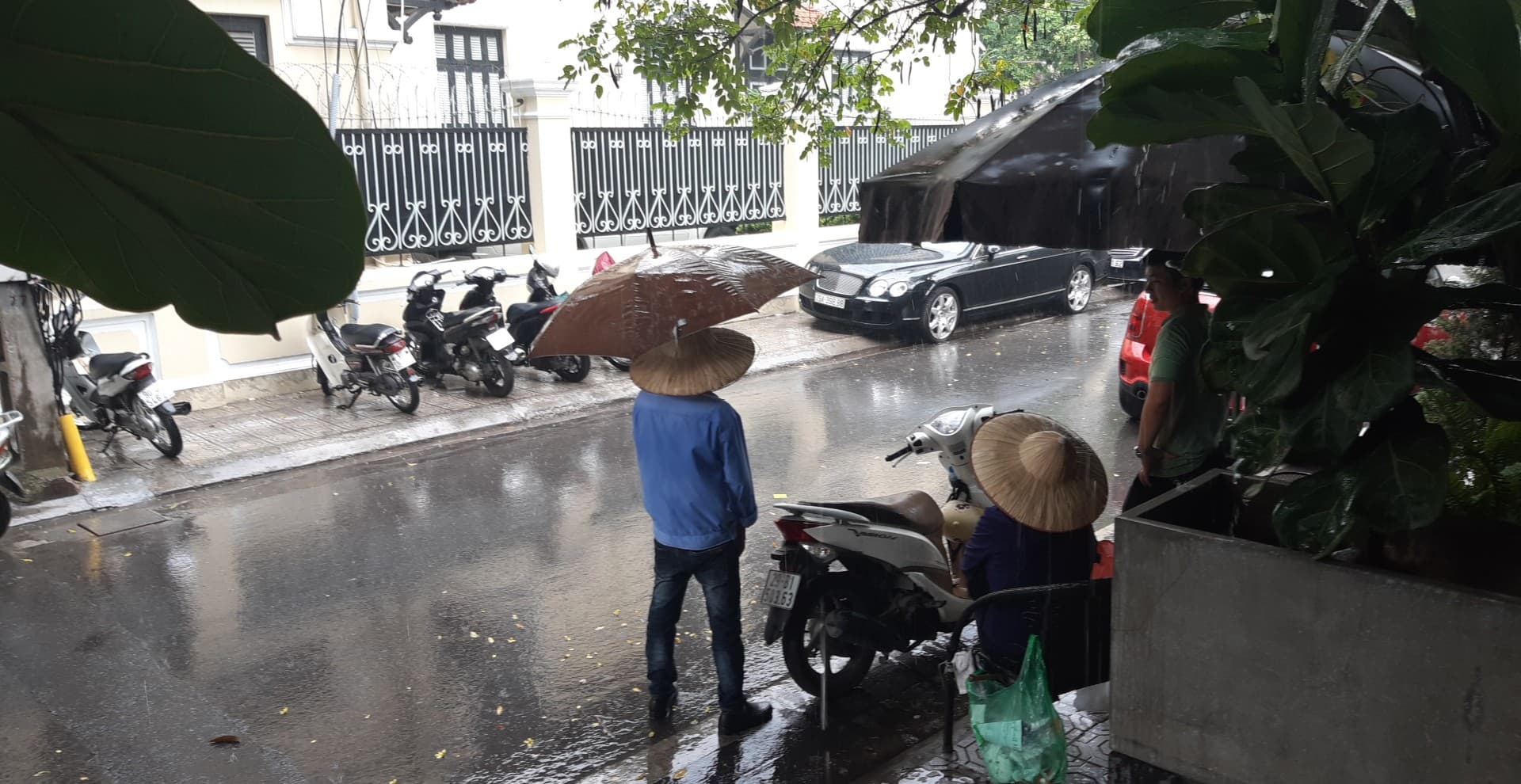 Hà Nội hả hê đón mưa giải nhiệt sau đợt nóng nghẹt thở Hà Nội hả hê đón mưa giải nhiệt sau đợt nóng nghẹt thở