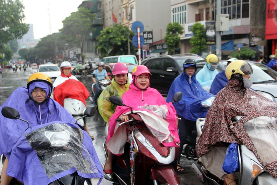 Hà Nội hả hê đón mưa giải nhiệt sau đợt nóng nghẹt thở