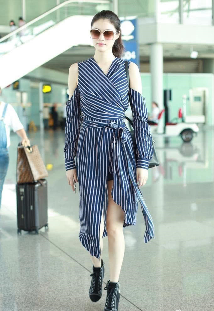 Cách diện kẻ sọc dọc đơn giản nhưng chất của sao Hoa ngữ