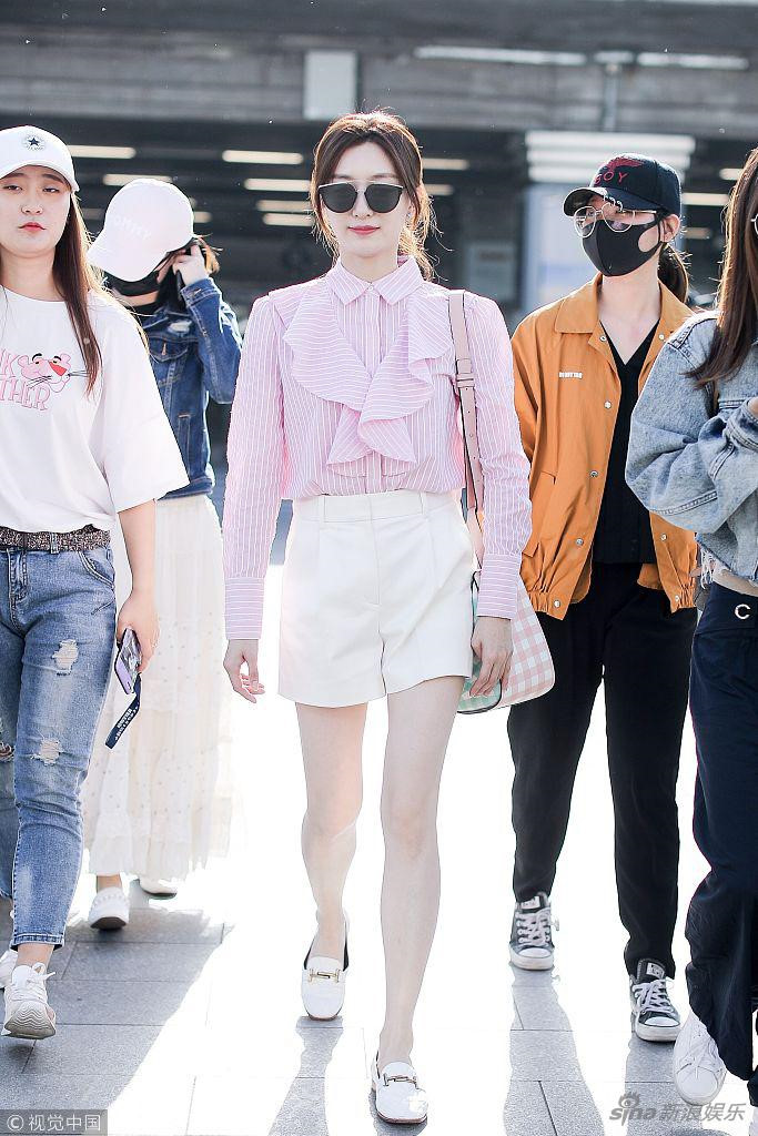 Cách diện kẻ sọc dọc đơn giản nhưng chất của sao Hoa ngữ