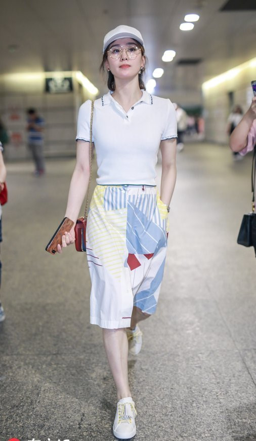 Cách diện kẻ sọc dọc đơn giản nhưng chất của sao Hoa ngữ