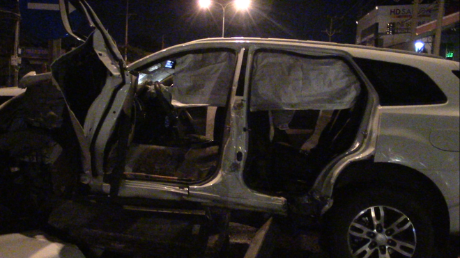 Dùng máy cắt phá đầu xe, cứu 2 người đàn ông Trung Quốc kẹt cứng trong xế hộp