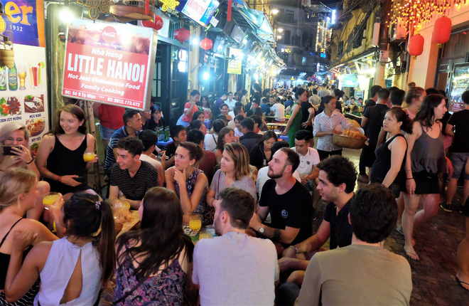 Nắng nóng đỉnh điểm, phố Tây Tạ Hiện nửa đêm chật cứng, khách chịu cảnh uống bia đứng