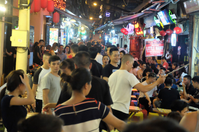 Nắng nóng đỉnh điểm, phố Tây Tạ Hiện nửa đêm chật cứng, khách chịu cảnh uống bia đứng