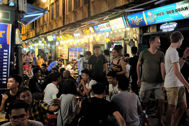 Nắng nóng đỉnh điểm, phố Tây Tạ Hiện nửa đêm chật cứng, khách chịu cảnh uống bia đứng