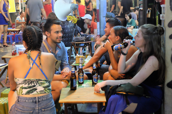 Nắng nóng đỉnh điểm, phố Tây Tạ Hiện nửa đêm chật cứng, khách chịu cảnh uống bia đứng