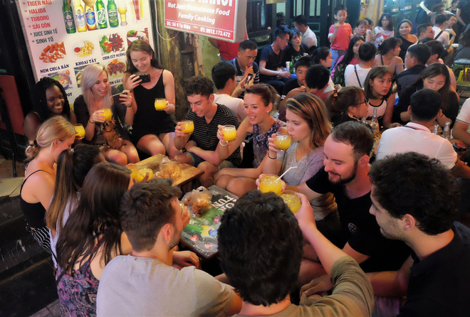 Nắng nóng đỉnh điểm, phố Tây Tạ Hiện nửa đêm chật cứng, khách chịu cảnh uống bia đứng