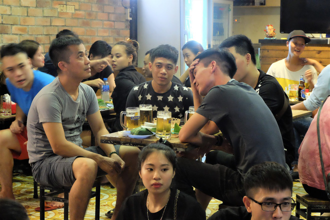 Nắng nóng đỉnh điểm, phố Tây Tạ Hiện nửa đêm chật cứng, khách chịu cảnh uống bia đứng