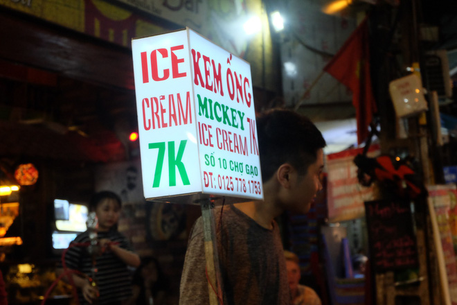 Nắng nóng đỉnh điểm, phố Tây Tạ Hiện nửa đêm chật cứng, khách chịu cảnh uống bia đứng