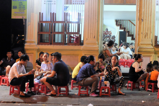 Nắng nóng đỉnh điểm, phố Tây Tạ Hiện nửa đêm chật cứng, khách chịu cảnh uống bia đứng