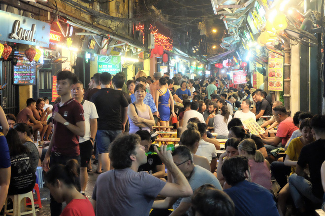 Nắng nóng đỉnh điểm, phố Tây Tạ Hiện nửa đêm chật cứng, khách chịu cảnh uống bia đứng