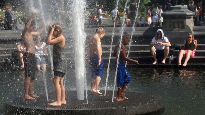 Người Mỹ và Canada vật vã trong nắng nóng 41 độ C