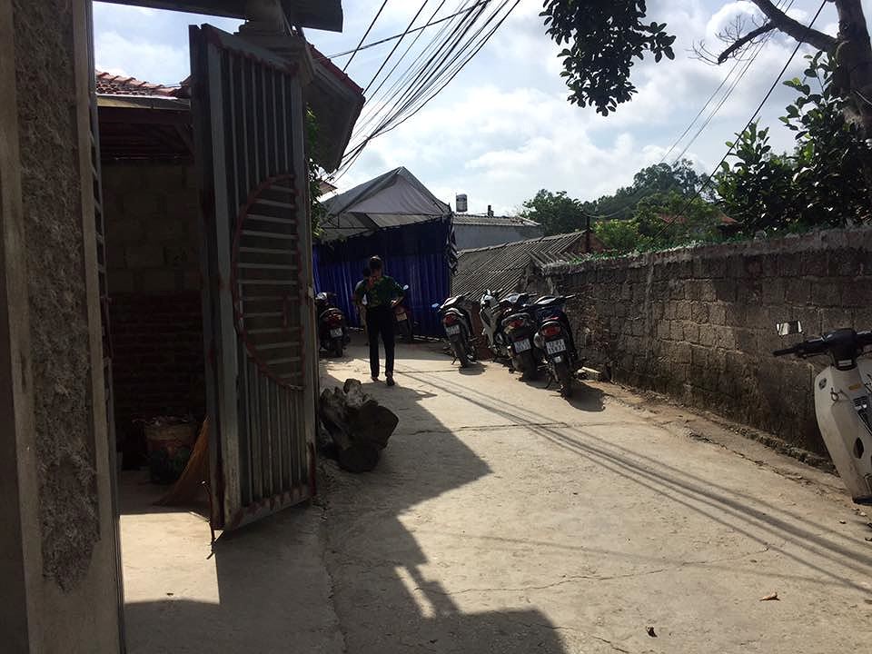 Mâu thuẫn vặt, đâm thấu sườn hàng xóm