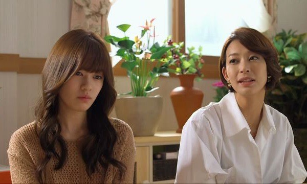 Mùa hè nhưng lúc nào cũng phải mặc quần áo dài tay như gái đẻ vì không muốn làm mất lòng chị chồng