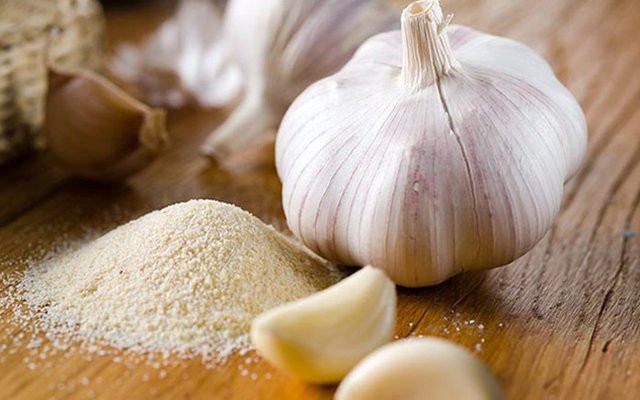 Điều trị nấm móng bằng cách đắp tỏi tươi, người phụ nữ 45 tuổi bị bỏng cấp độ 2