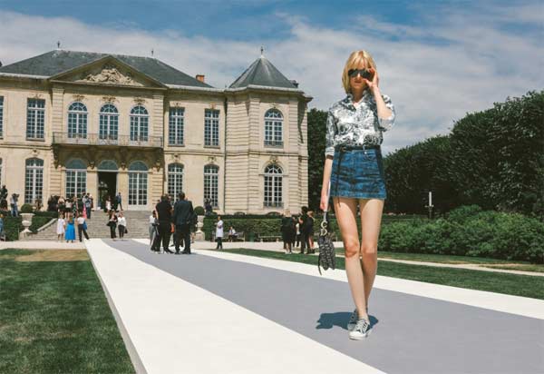 Kinh đô hoa lệ Paris mấy ngày qua lại rợp trời váy áo thời thượng