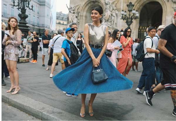 Kinh đô hoa lệ Paris mấy ngày qua lại rợp trời váy áo thời thượng Kinh đô hoa lệ Paris mấy ngày qua lại rợp trời váy áo thời thượng