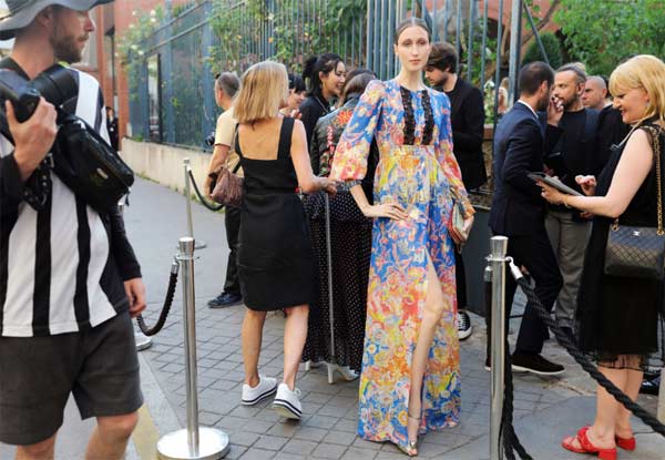 Kinh đô hoa lệ Paris mấy ngày qua lại rợp trời váy áo thời thượng