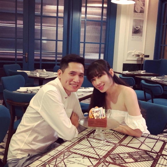 Cuộc sống bên vợ đẹp con xinh của BTV Quốc Khánh lúc không lên sóng