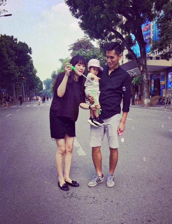 Cuộc sống bên vợ đẹp con xinh của BTV Quốc Khánh lúc không lên sóng