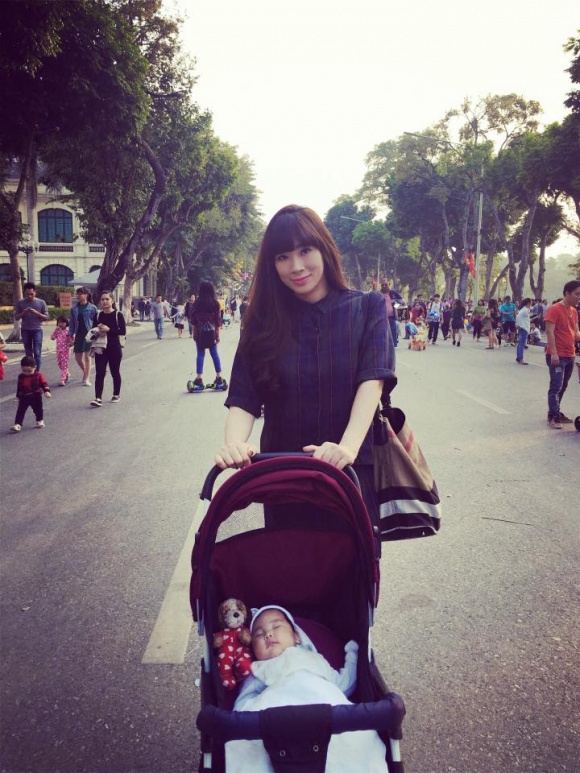 Cuộc sống bên vợ đẹp con xinh của BTV Quốc Khánh lúc không lên sóng