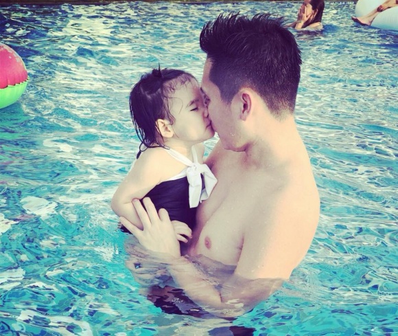 Cuộc sống bên vợ đẹp con xinh của BTV Quốc Khánh lúc không lên sóng