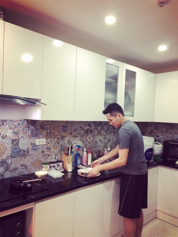 Cuộc sống bên vợ đẹp con xinh của BTV Quốc Khánh lúc không lên sóng