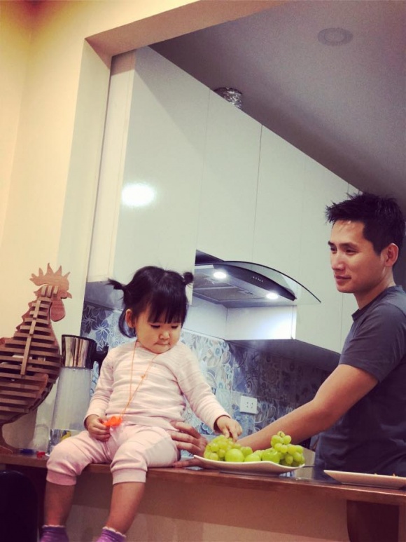 Cuộc sống bên vợ đẹp con xinh của BTV Quốc Khánh lúc không lên sóng