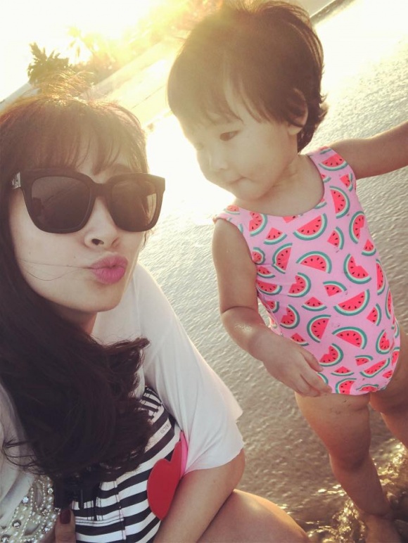 Cuộc sống bên vợ đẹp con xinh của BTV Quốc Khánh lúc không lên sóng