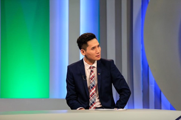 Cuộc sống bên vợ đẹp con xinh của BTV Quốc Khánh lúc không lên sóng