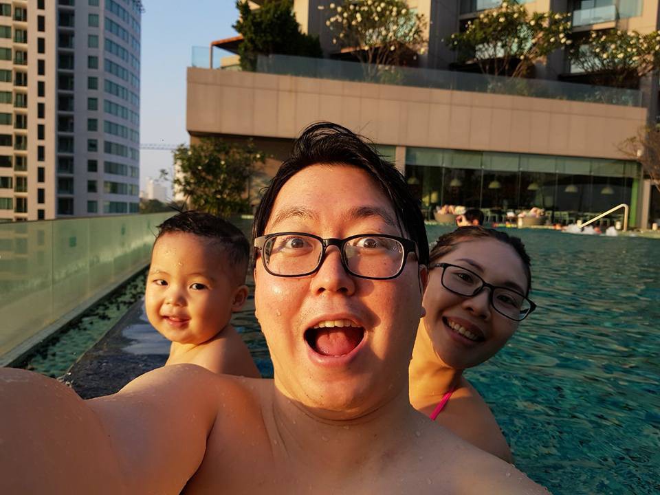 Nghe vợ thủ thỉ muốn giảm cân cho xinh còn sản xuất thêm em bé, chồng hứng chí mua hẳn cả vườn dứa về xếp đầy nhà