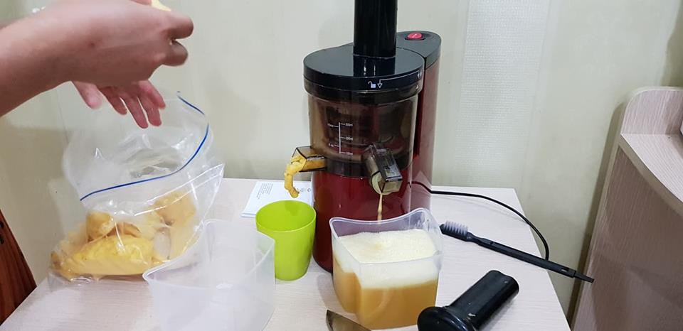 Nghe vợ thủ thỉ muốn giảm cân cho xinh còn sản xuất thêm em bé, chồng hứng chí mua hẳn cả vườn dứa về xếp đầy nhà Nghe vợ thủ thỉ muốn giảm cân cho xinh còn sản xuất thêm em bé, chồng hứng chí mua hẳn cả vườn dứa về xếp đầy nhà