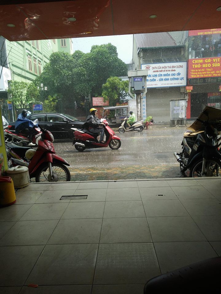 Cư dân mạng hò hét ầm ĩ vì vui sướng, ơn giời Hà Nội mưa rồi!