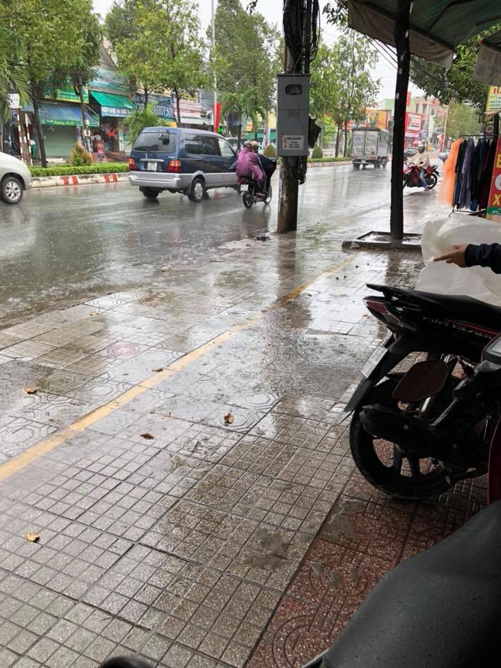 Cư dân mạng hò hét ầm ĩ vì vui sướng, ơn giời Hà Nội mưa rồi!