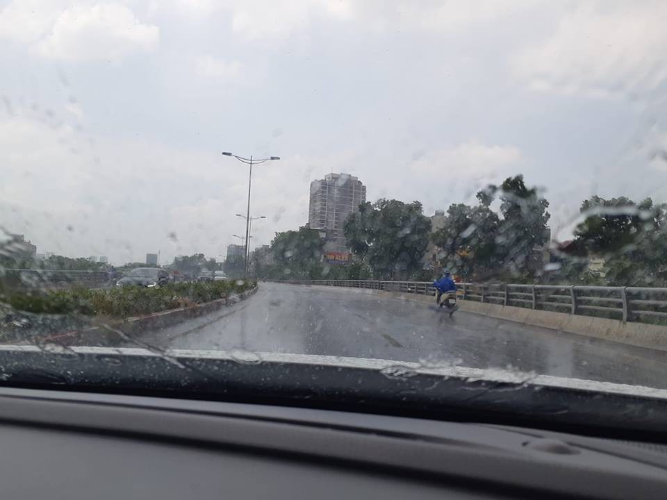 Cư dân mạng hò hét ầm ĩ vì vui sướng, ơn giời Hà Nội mưa rồi!