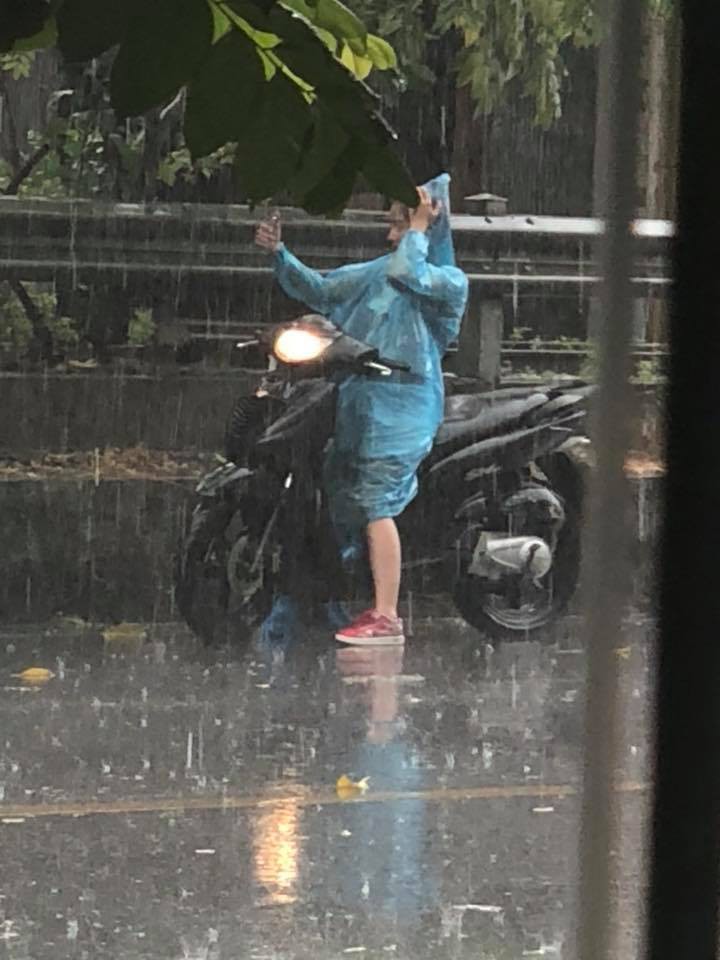 Cư dân mạng hò hét ầm ĩ vì vui sướng, ơn giời Hà Nội mưa rồi!