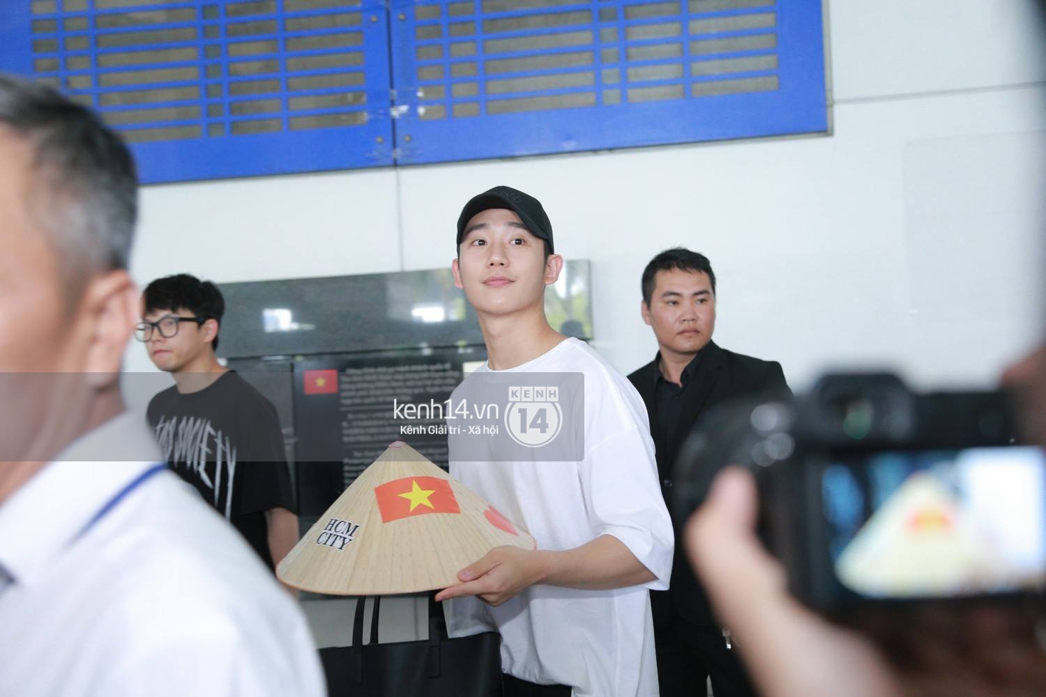 Mỹ nam Chị đẹp Jung Hae In đội nón lá Việt Nam dễ thương hết cỡ tại sân bay Tân Sơn Nhất Mỹ nam Chị đẹp Jung Hae In đội nón lá Việt Nam dễ thương hết cỡ tại sân bay Tân Sơn Nhất