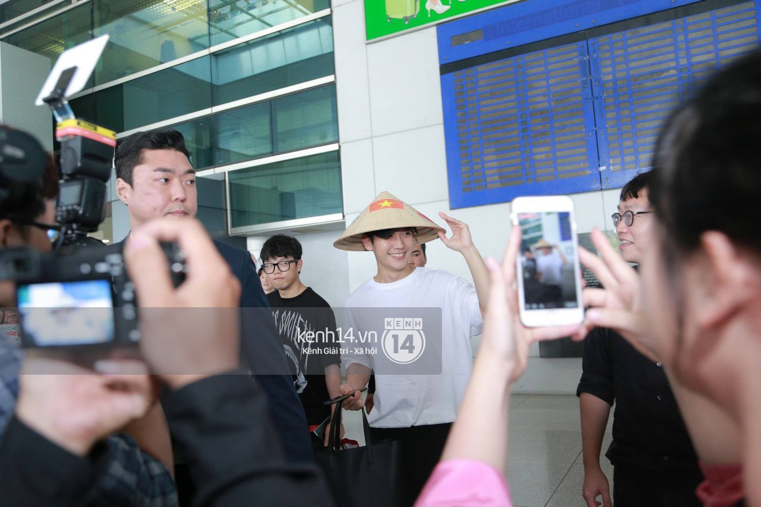 Mỹ nam Chị đẹp Jung Hae In đội nón lá Việt Nam dễ thương hết cỡ tại sân bay Tân Sơn Nhất