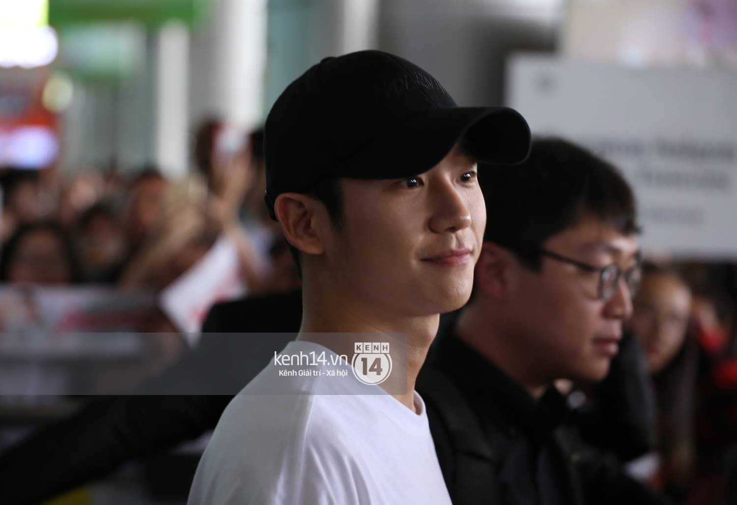 Mỹ nam Chị đẹp Jung Hae In đội nón lá Việt Nam dễ thương hết cỡ tại sân bay Tân Sơn Nhất Mỹ nam Chị đẹp Jung Hae In đội nón lá Việt Nam dễ thương hết cỡ tại sân bay Tân Sơn Nhất