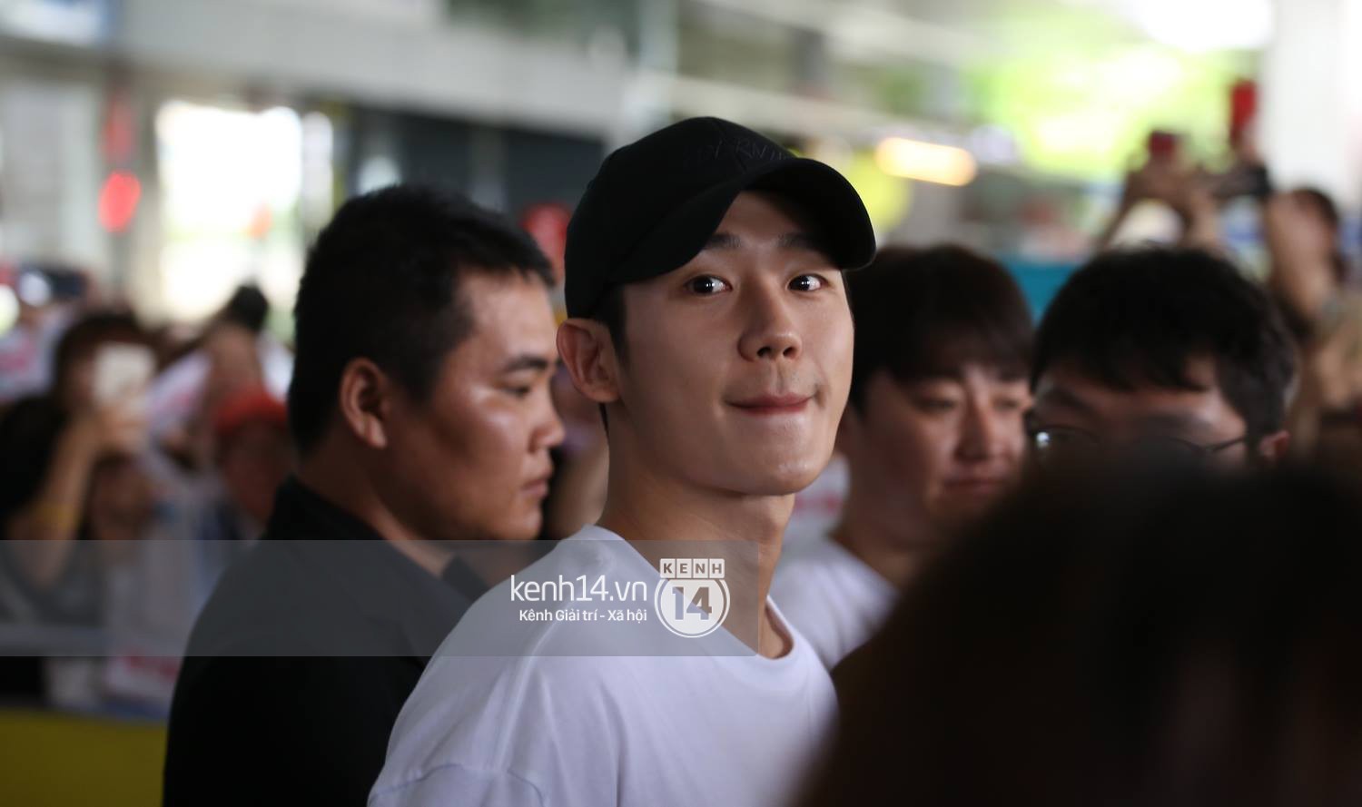Mỹ nam Chị đẹp Jung Hae In đội nón lá Việt Nam dễ thương hết cỡ tại sân bay Tân Sơn Nhất Mỹ nam Chị đẹp Jung Hae In đội nón lá Việt Nam dễ thương hết cỡ tại sân bay Tân Sơn Nhất
