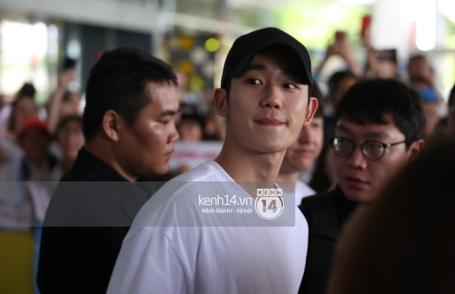 Mỹ nam Chị đẹp Jung Hae In đội nón lá Việt Nam dễ thương hết cỡ tại sân bay Tân Sơn Nhất