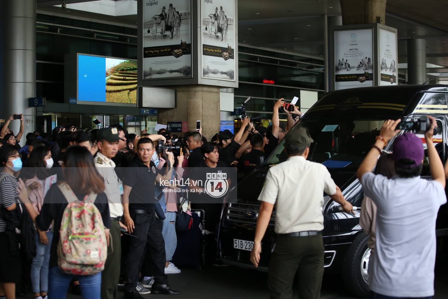 Mỹ nam Chị đẹp Jung Hae In đội nón lá Việt Nam dễ thương hết cỡ tại sân bay Tân Sơn Nhất