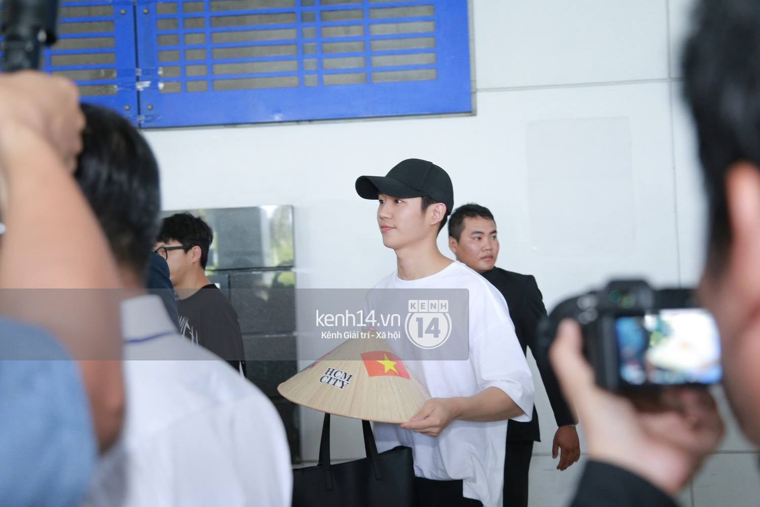 Mỹ nam Chị đẹp Jung Hae In đội nón lá Việt Nam dễ thương hết cỡ tại sân bay Tân Sơn Nhất Mỹ nam Chị đẹp Jung Hae In đội nón lá Việt Nam dễ thương hết cỡ tại sân bay Tân Sơn Nhất