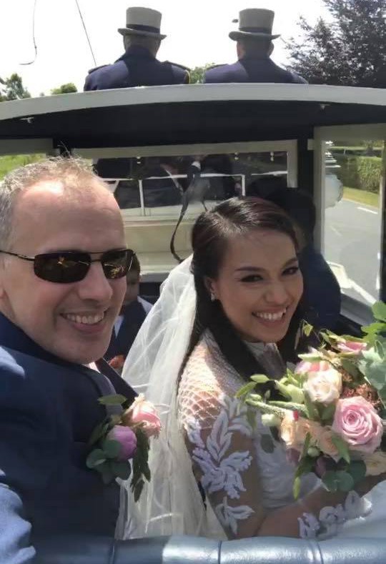 Lý Thanh Thảo Mùi ngò gai hôn đắm đuối chồng Tây trong lễ cưới ở Hà Lan