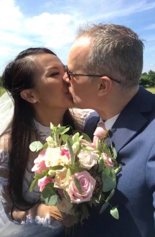 Lý Thanh Thảo Mùi ngò gai hôn đắm đuối chồng Tây trong lễ cưới ở Hà Lan