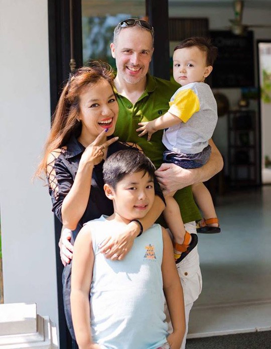 Lý Thanh Thảo Mùi ngò gai hôn đắm đuối chồng Tây trong lễ cưới ở Hà Lan