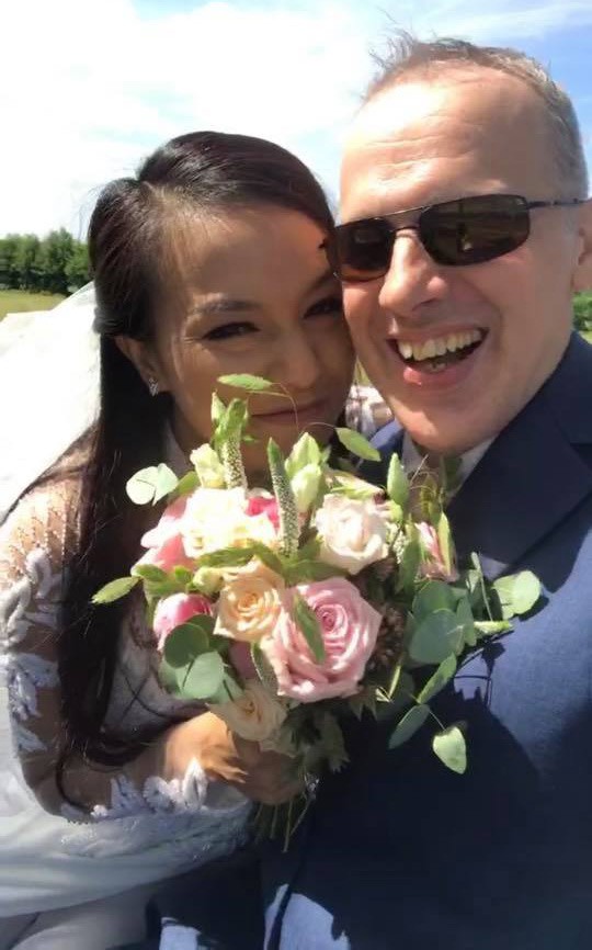 Lý Thanh Thảo Mùi ngò gai hôn đắm đuối chồng Tây trong lễ cưới ở Hà Lan