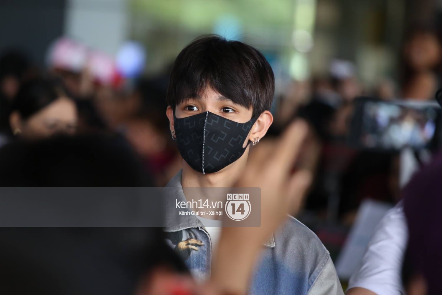 Vừa đổ bộ sân bay Tân Sơn Nhất, Hoàng tử lai Samuel đã được hàng loạt ống kính săn đón